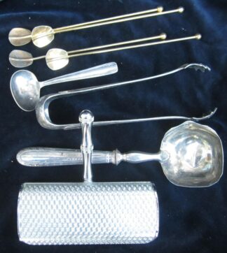 Lot d'objets vintage cuillère louche argentée ramasse miette touilleurs pince sucre