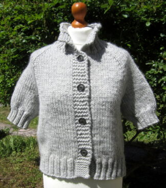 Veste en pure laine tricotée main; taille 38/40.