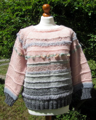 Pull tricoté main tons de rose et gris laine + acrylique taille 38/40