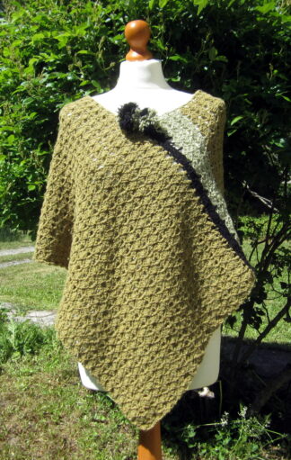 Poncho crocheté main de couleur verte en laine taille 38/40